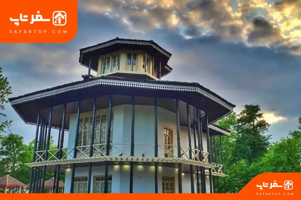 عمارت کلاه فرنگی بندرعباس در مرکز شهر بندر عباس و میدان شهدای این شهر واقع است
