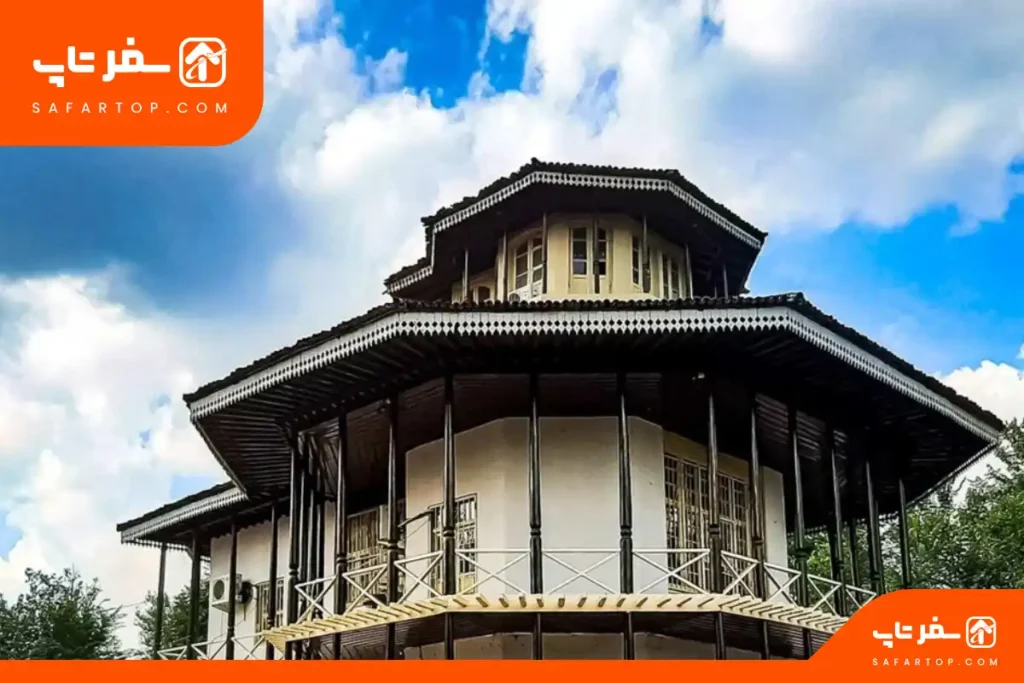 عمارت کلاه فرنگی بندر عباس در نزدیکی بازار سنتی و مسجد جامع شهر واقع است