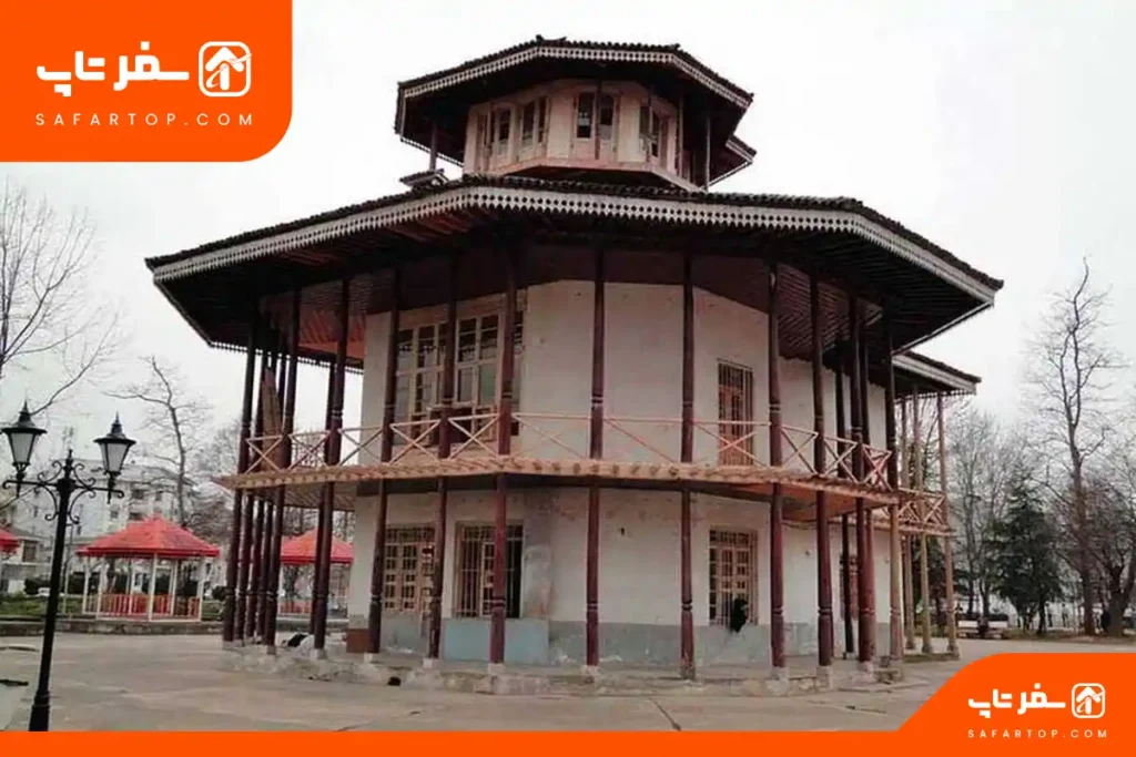 بازدید از عمارت کلاه فرنگی بندر عباس رایگان بوده و از صبح تا عصر میتوان آن را تماشا کرد