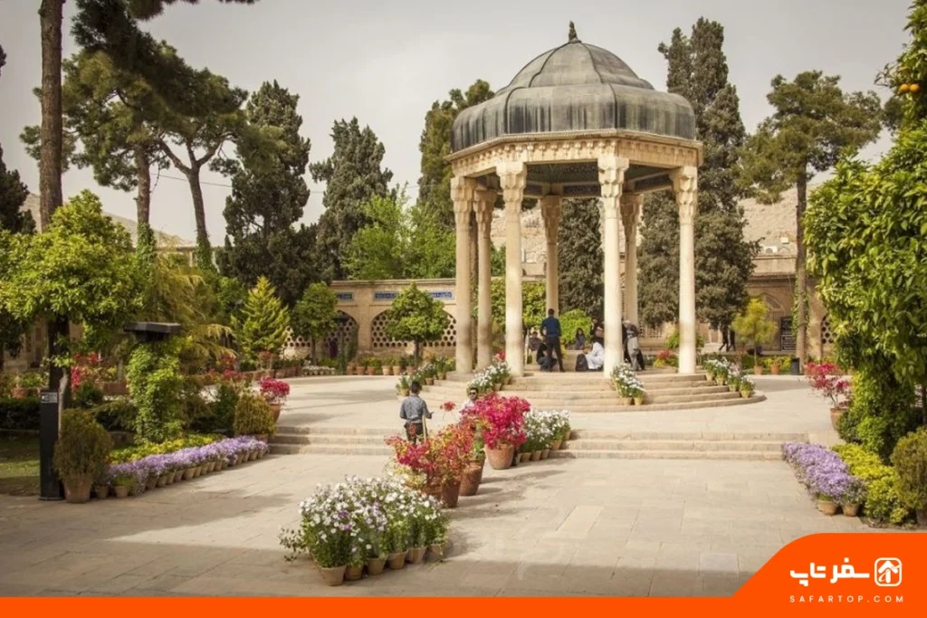 آرامگاه حافظ جای گردشگری شیراز