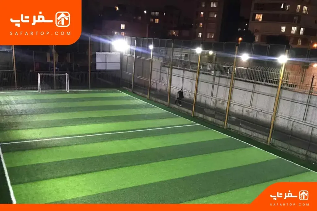 زمین فوتبال در پارک پلیس