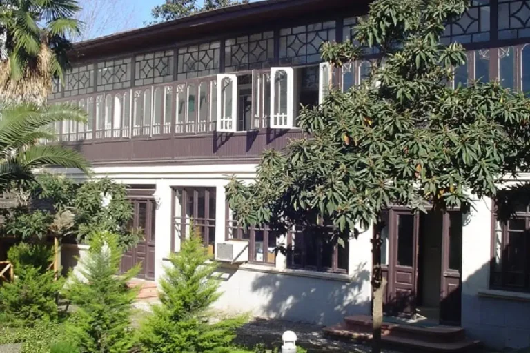 آرامگاه ابراهیم پورداوود